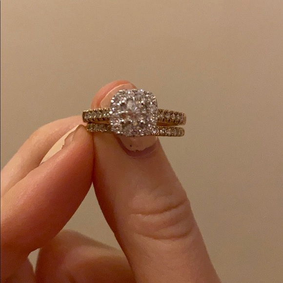 Beautiful engagement and wedding rings!!! 💎 - Picture 7 of 7